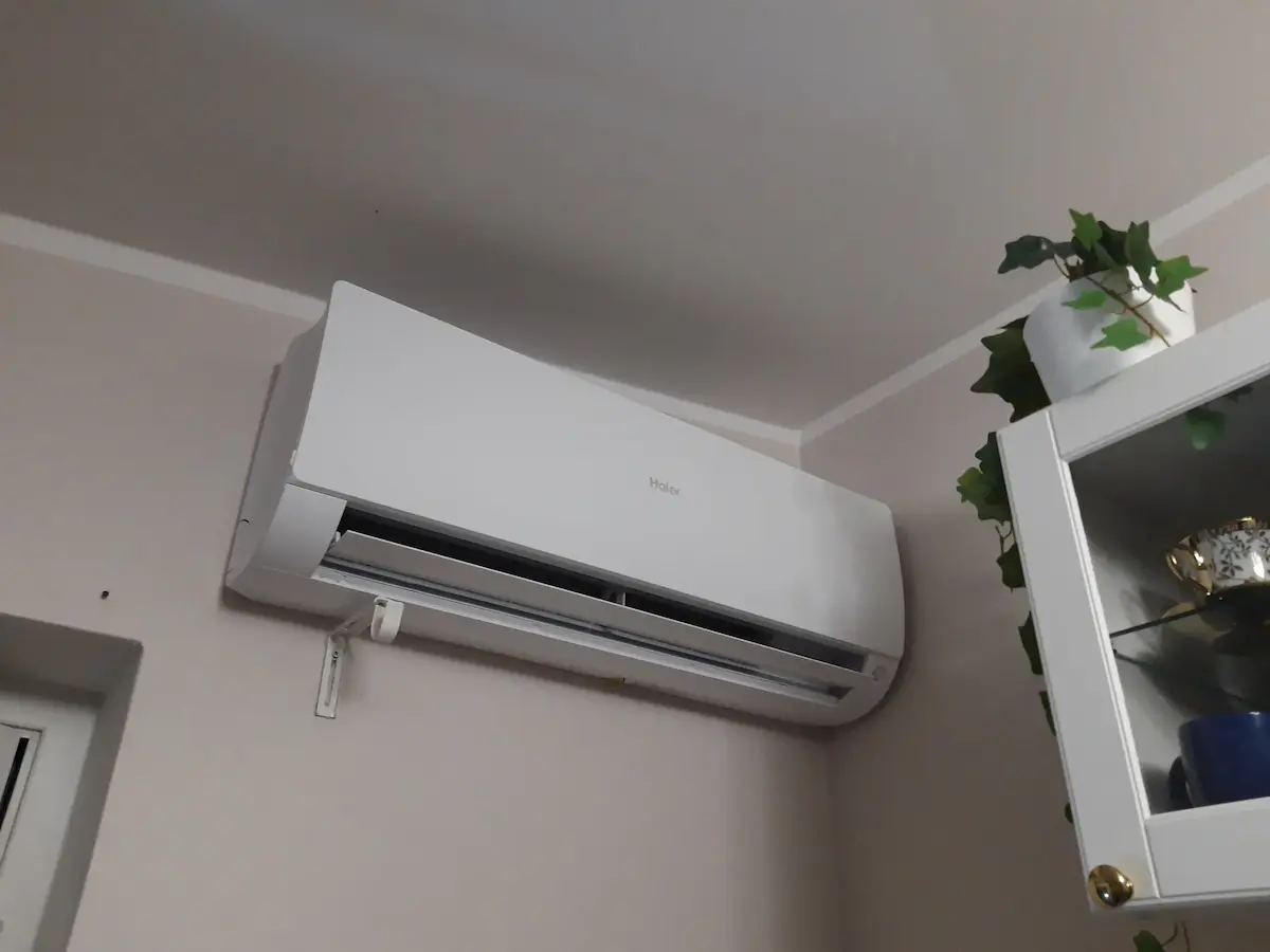 Klimatyzator ścienny Haier zamontowany w kuchni mieszkania – Sandomierz, KK Klima